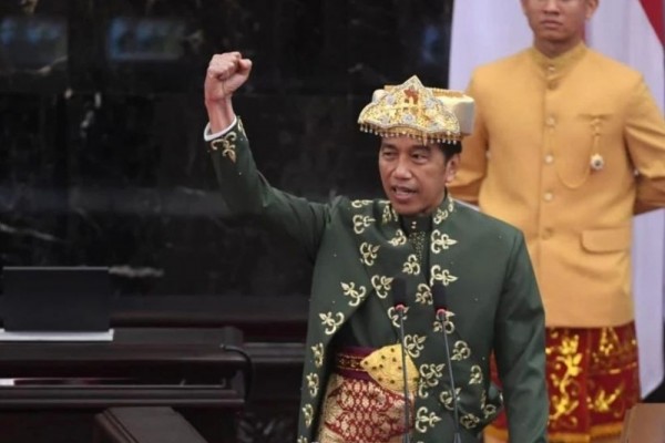 Presiden Joko "Jokowi" Widodo mengenakan pakaian adat Bangka Beli...