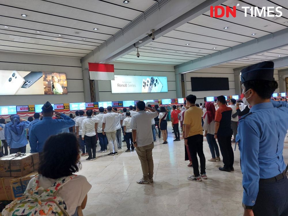 Penumpang Bandara Soetta Hormat Bendera Saat Peringatan HUT ke-77 RI