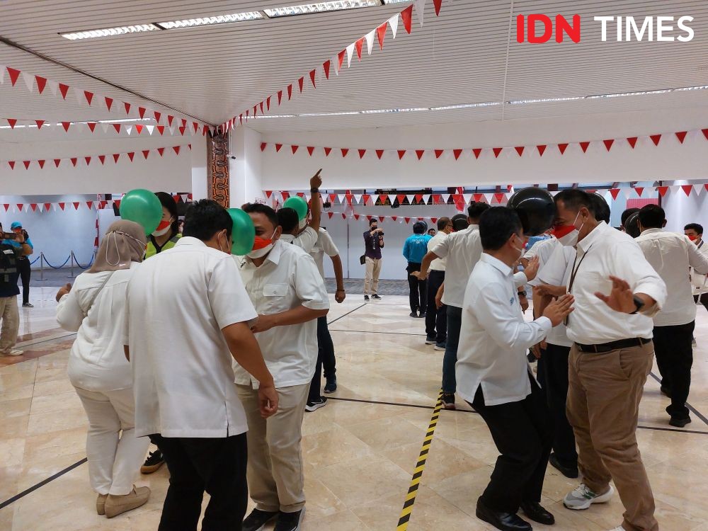 Penumpang Bandara Soetta Hormat Bendera Saat Peringatan HUT ke-77 RI