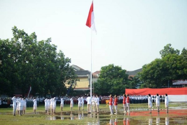 Upacara 17 Agustusan di Larangan Tangerang di Lapangan Becek