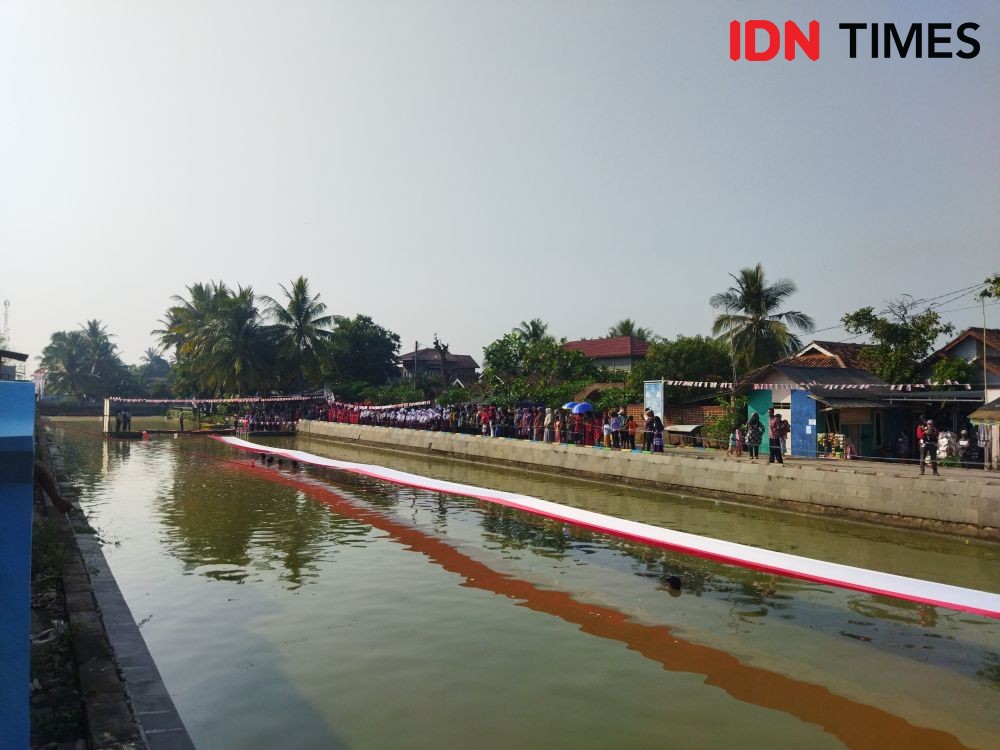 Warga Bentangkan Bendera Raksasa di Kanal Surosowan, Banten Lama