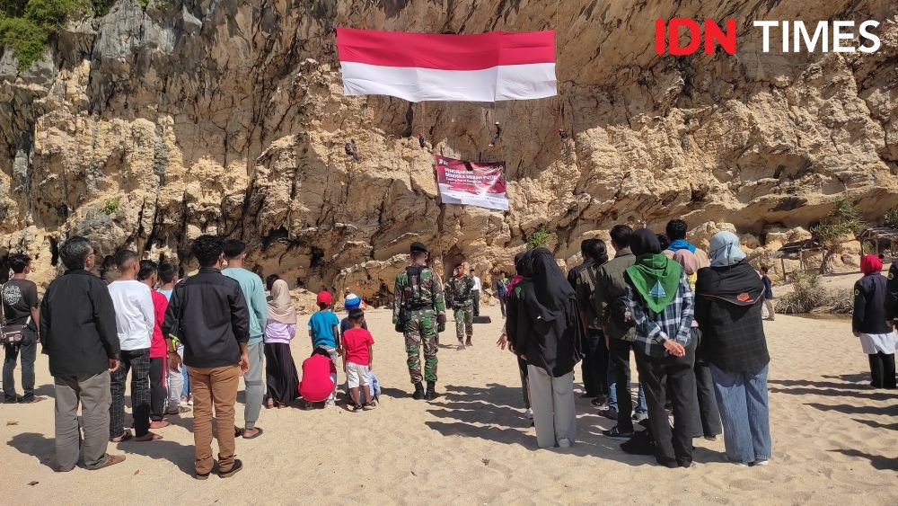 Merah Putih Raksasa Berkibar di Tebing dan Laut Aceh Kedalaman 7 Meter