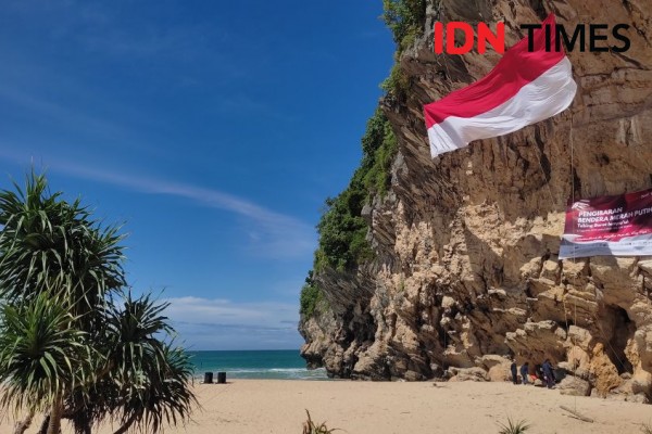 Merah Putih Raksasa Berkibar di Tebing dan Laut Aceh Kedalaman 7 Meter