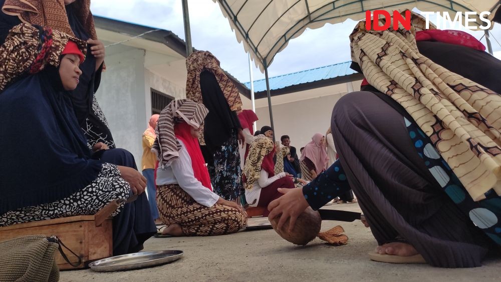 Mulai Tersisih, Kaum Ibu di Aceh Gelar Lomba Kupas dan Parut Kelapa