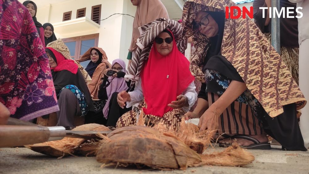 Mulai Tersisih, Kaum Ibu di Aceh Gelar Lomba Kupas dan Parut Kelapa