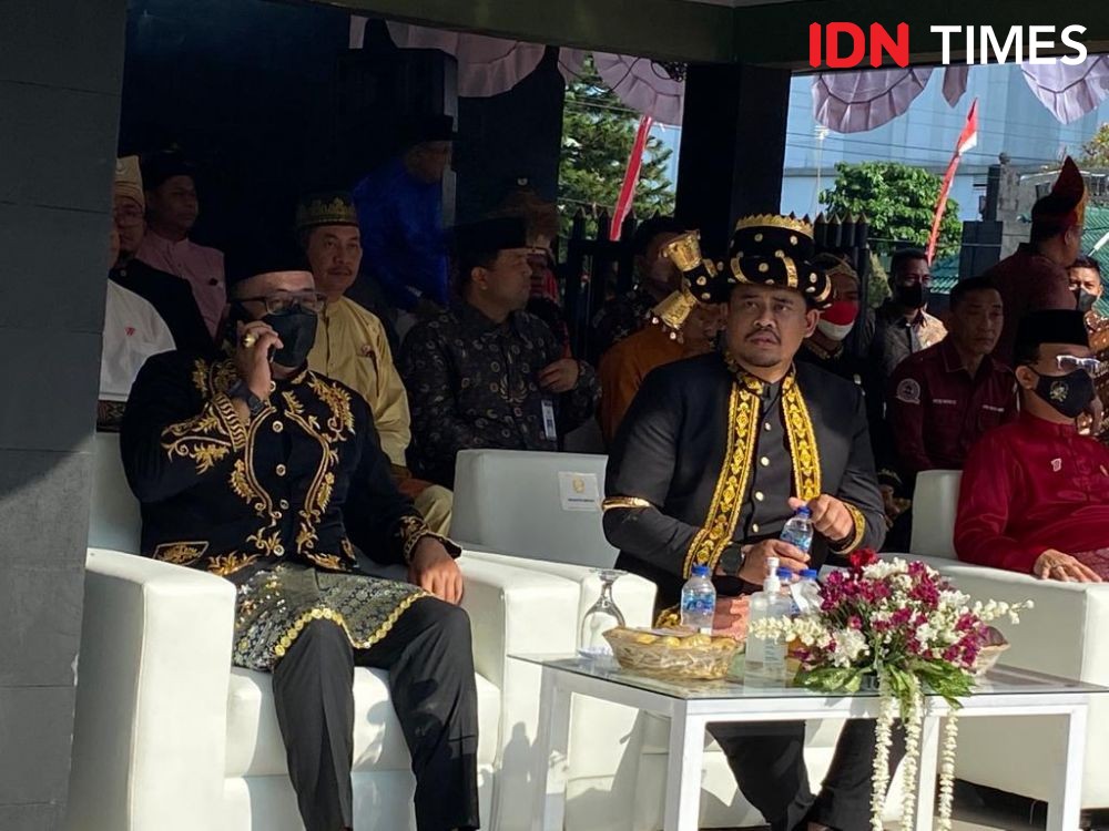 Pimpin Upacara HUT ke-77 RI, Bobby Pakai Baju Adat Mandailing
