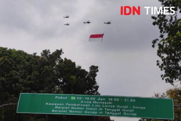 Helikopter Kibarkan Bendera Raksasa di Langit Istana, Warga Heboh
