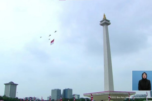 Empat Helikopter TNI-Polri Arak Bendera Merah Putih di Langit Jakarta