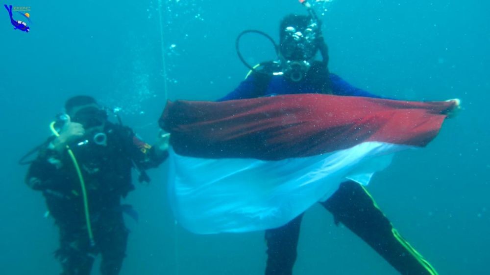 Merah Putih Raksasa Berkibar di Tebing dan Laut Aceh Kedalaman 7 Meter