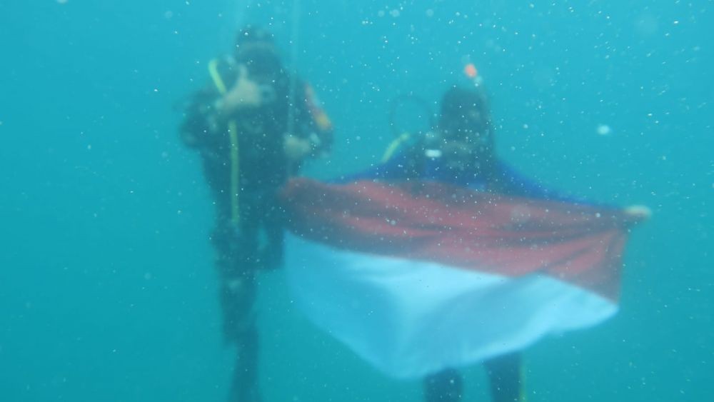 Merah Putih Raksasa Berkibar di Tebing dan Laut Aceh Kedalaman 7 Meter