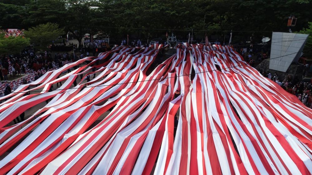 [FOTO] 5.005 Meter Bendera Merah Putih Selimuti Pantai Losari