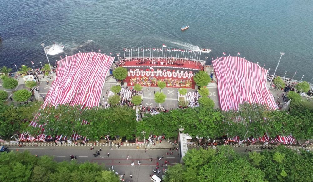 [FOTO] 5.005 Meter Bendera Merah Putih Selimuti Pantai Losari