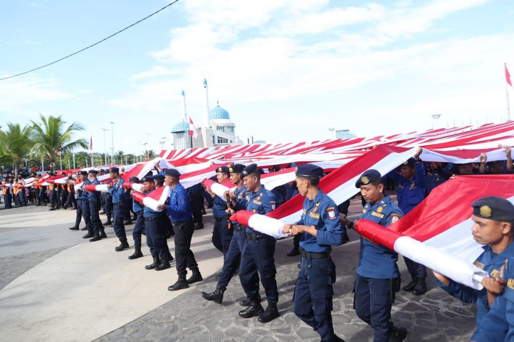 [FOTO] 5.005 Meter Bendera Merah Putih Selimuti Pantai Losari