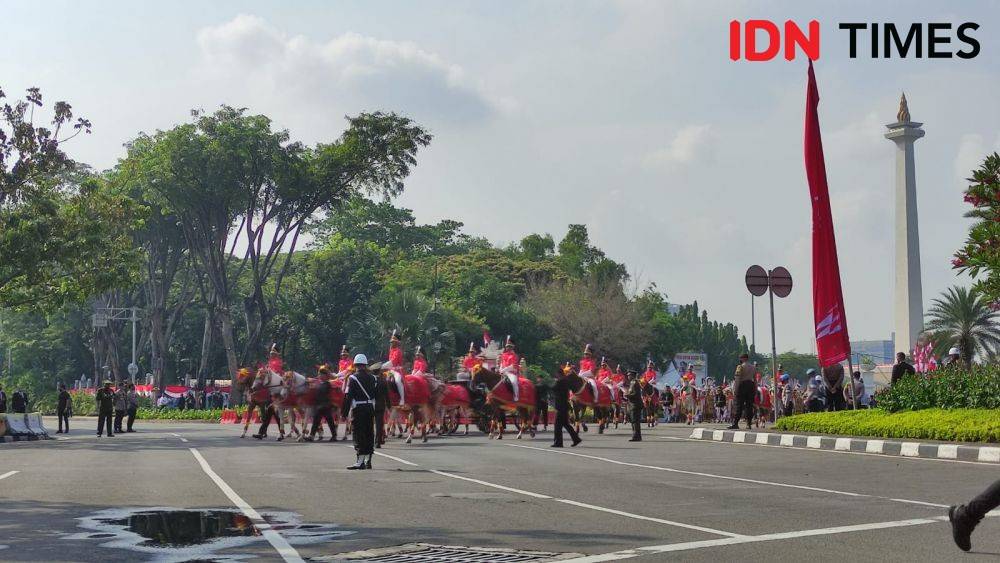 15 Potret Keseruan Warga Nonton Upacara HUT 77 RI Di Istana