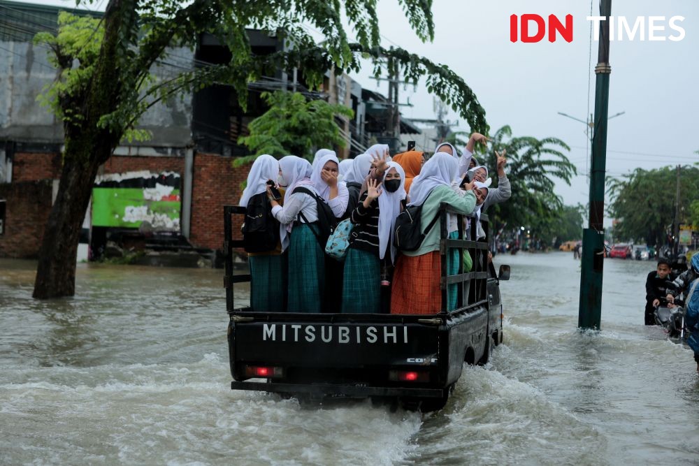 Jangan Melintas, Ini Potret Banjir Parah di  Jalan Dr Mansyur Medan