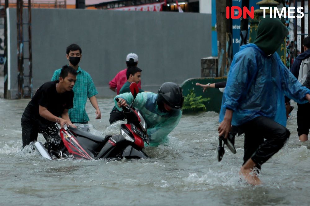 Jangan Melintas, Ini Potret Banjir Parah di  Jalan Dr Mansyur Medan