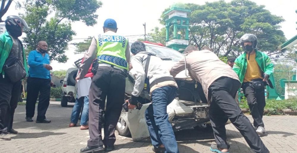 Tabrak-Seret Pengendara, Pengemudi Mobil di Makassar Diamuk Massa