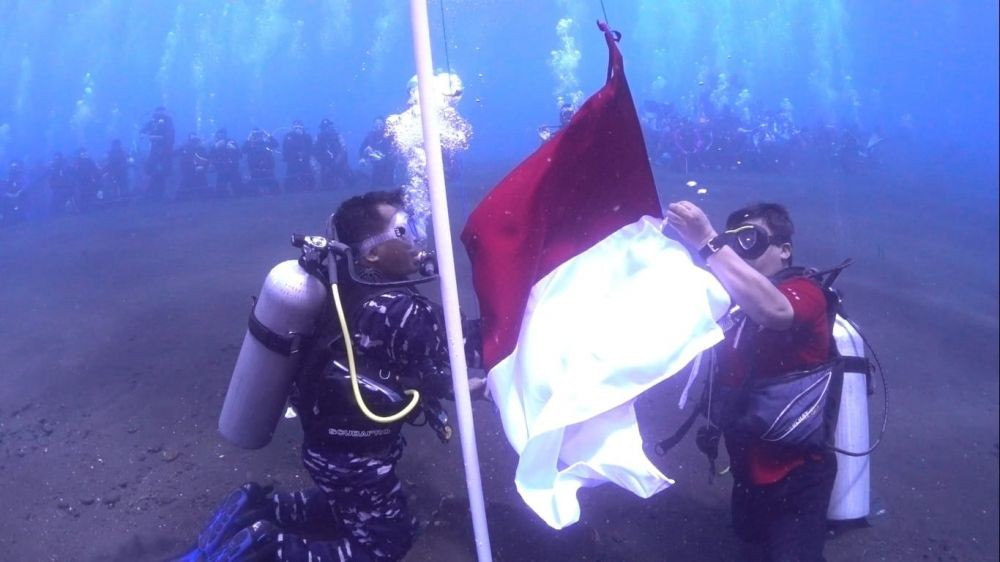 77 Orang Kibarkan Merah Putih 77 Meter di Dasar Laut Tulamben Bali