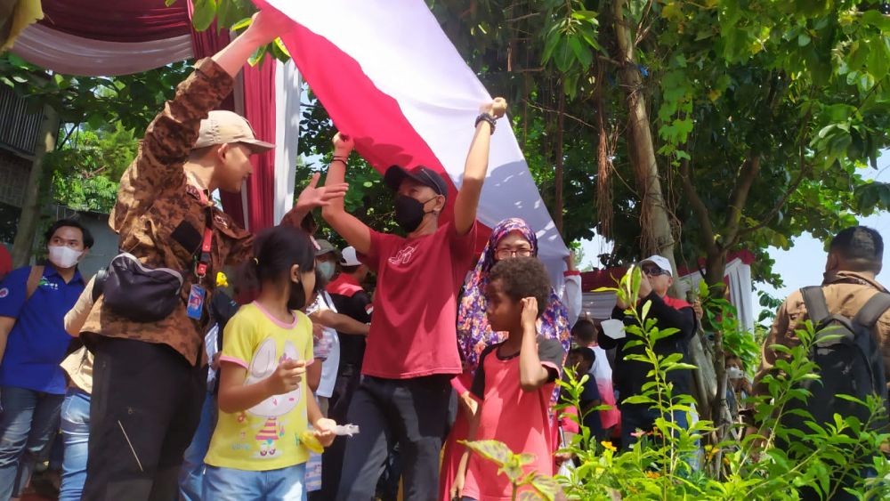 Rayakan 17-an, Warga Tangsel Bentangkan Bendera 3,5 Km di Situ Perigi
