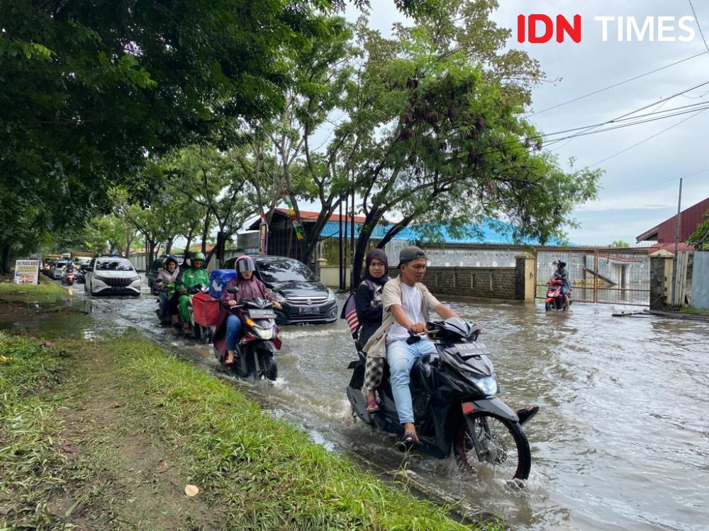 Puluhan Motor Mogok karena Banjir, Jalan Ngumban Surbakti Macet Parah