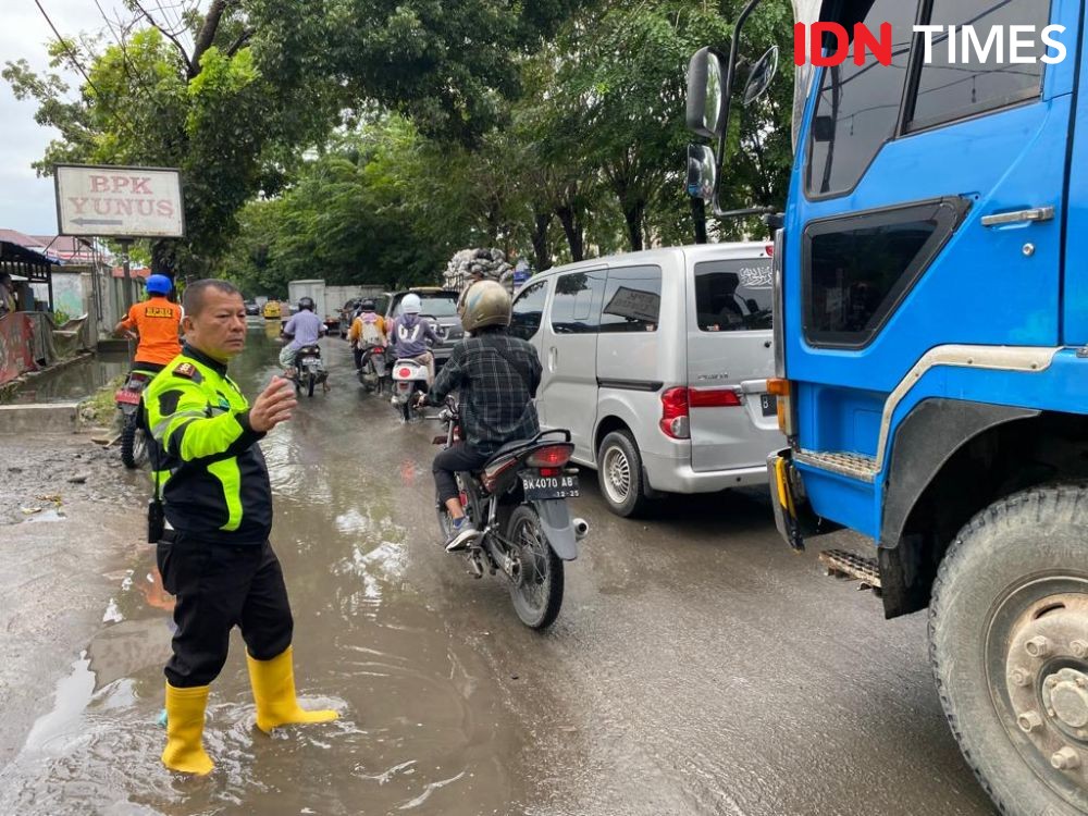 Puluhan Motor Mogok karena Banjir, Jalan Ngumban Surbakti Macet Parah
