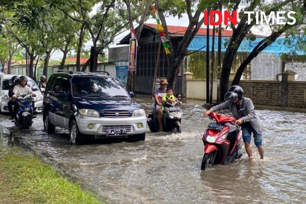 Puluhan Motor Mogok karena Banjir, Jalan Ngumban Surbakti Macet Parah