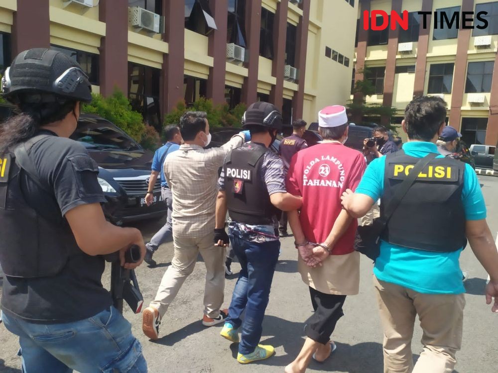 Polda Lampung Serahkan Tersangka Eks Amir Khilafatul Muslimin ke Jaksa