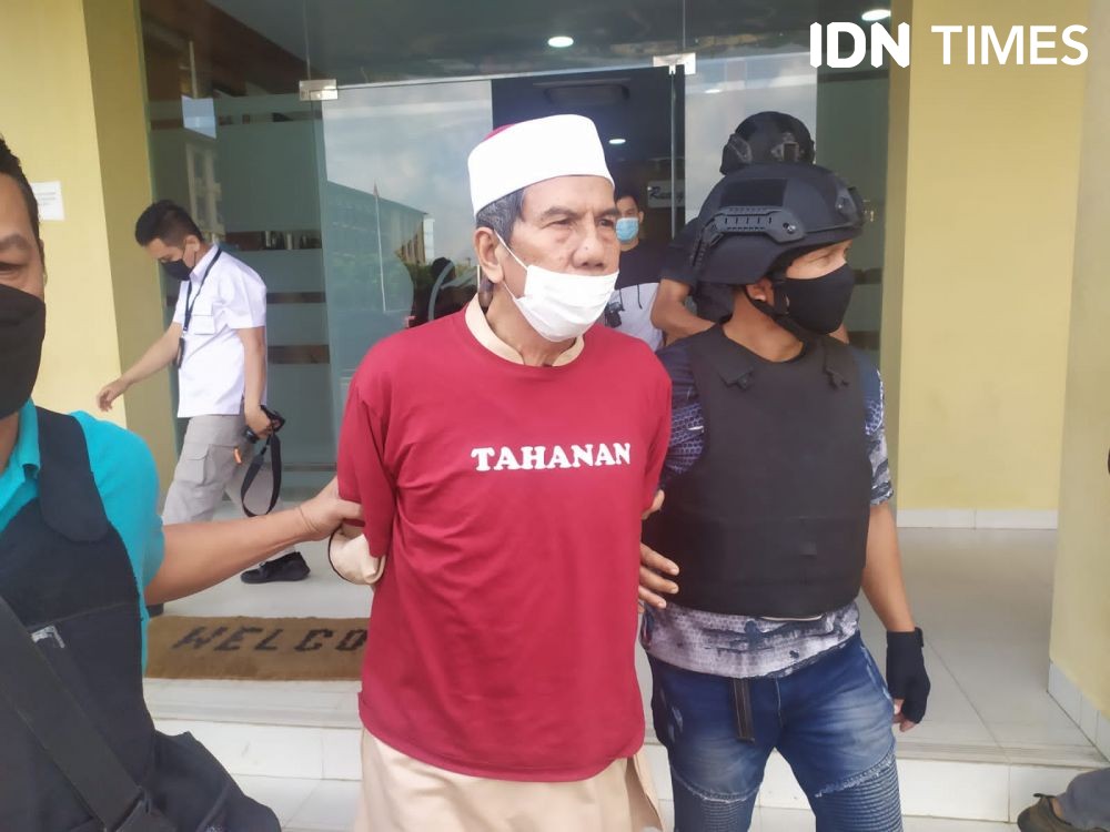 Polda Lampung Serahkan Tersangka Eks Amir Khilafatul Muslimin ke Jaksa