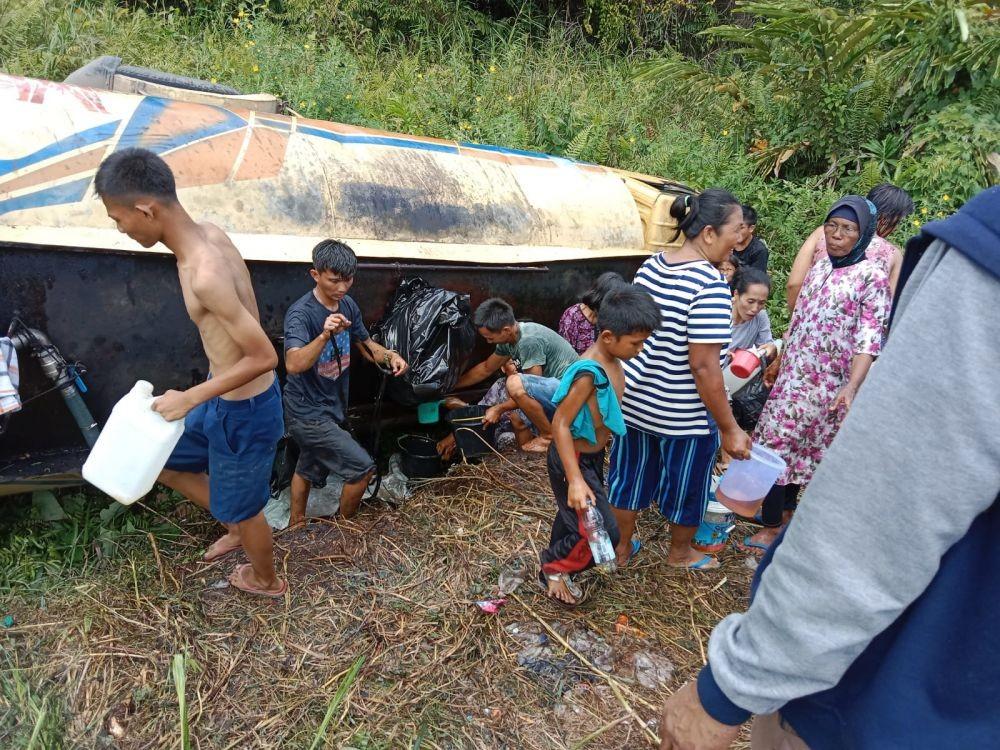 Warga Muba Berebut Minyak Goreng Tumpah dari Truk Tanki Terbalik