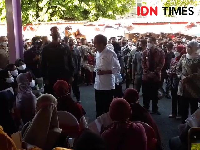 Kunker ke Surabaya, Jokowi Bagi Kaus Bergambar Dirinya