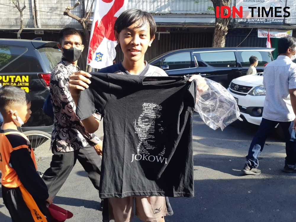 Kunker ke Surabaya, Jokowi Bagi Kaus Bergambar Dirinya