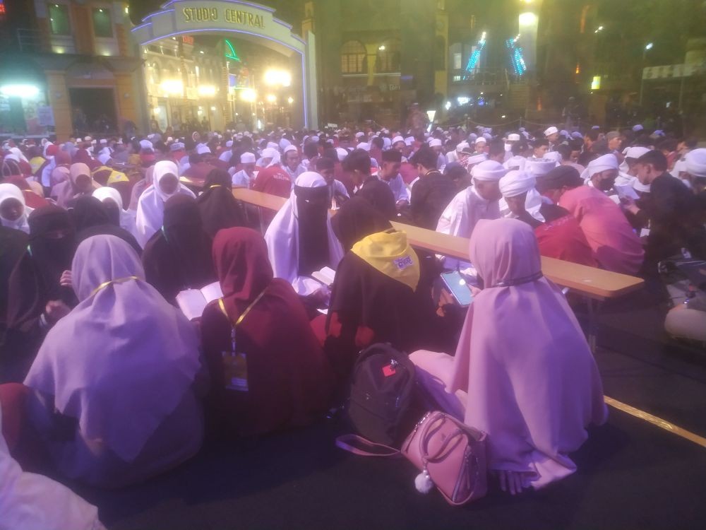 500 Hafidz Al-Quran Diajak Main di Wahana Trans Studio Bandung