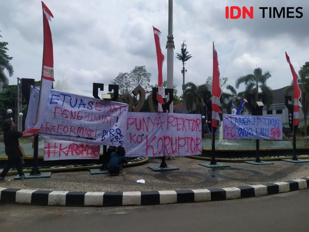 Rektor Unila Tersangka Suap, Mahasiswa Tabur Bunga di Gedung Rektorat