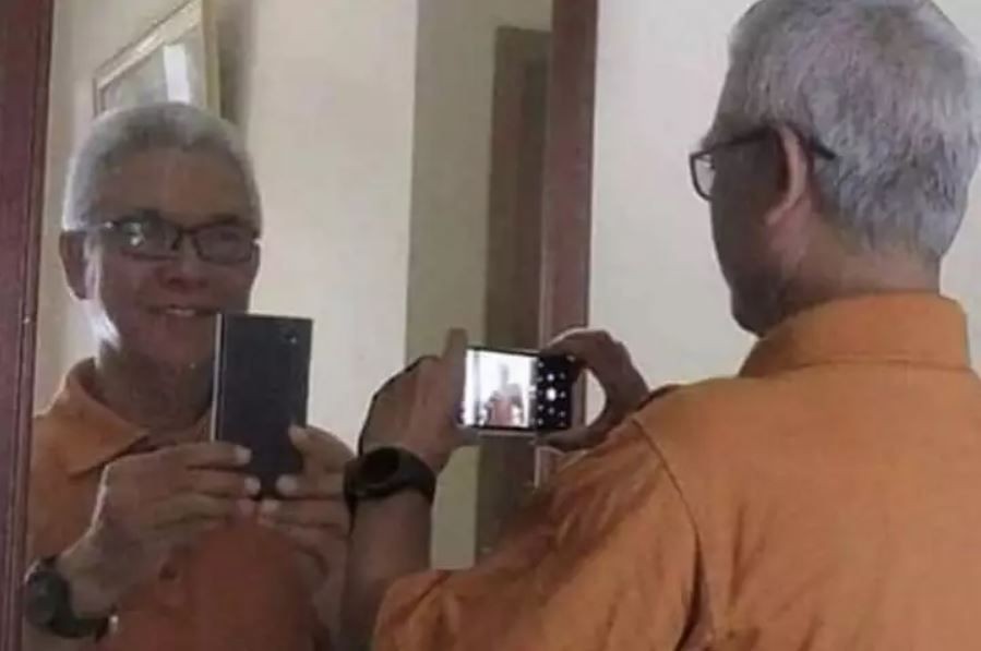 10 Potret Bapak Bapak Lagi Selfie Ini Bikin Kamu Garuk Garuk 