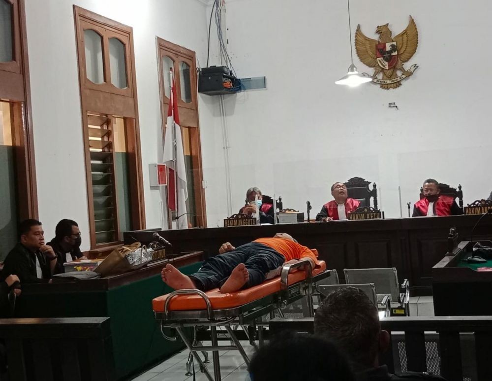 Miris! Hakim PN Bandung Datangkan Terdakwa dengan Ranjang Ambulans