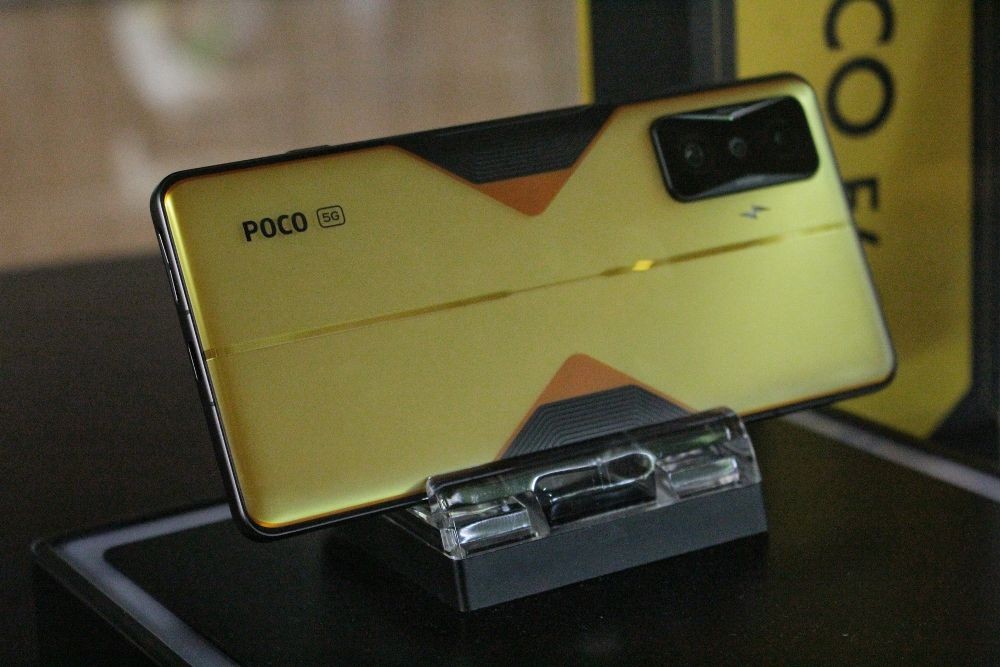 Смартфон poco f4 gt. Poco f4 gt Yellow. Poco f4 gt комплектация. Poco f4 gt серебряный. Poco f4 gt экран.