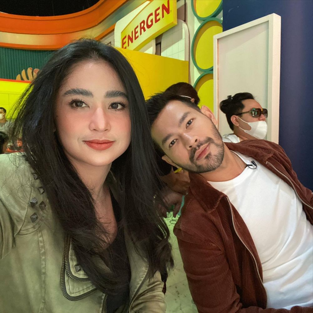 10 Potret Kedekatan Rian Ibram dan Dewi Perssik