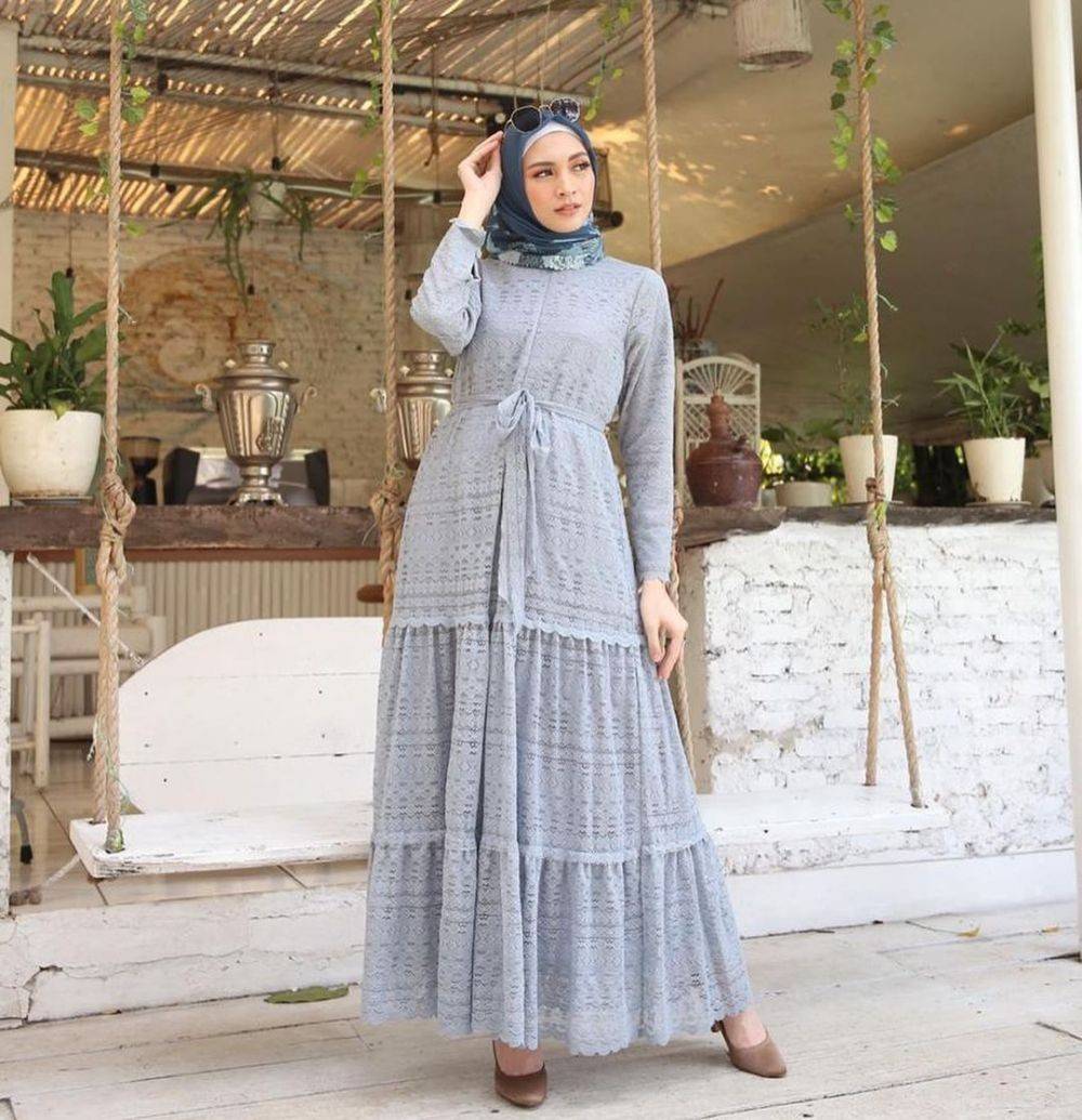 13 Inspirasi Jilbab Yang Cocok Untuk Baju Abu-abu, Modis!