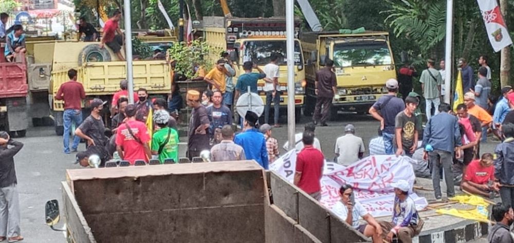 Ratusan Sopir Truk Geruduk Balai Kota Samarinda, Tuntut Masalah BBM