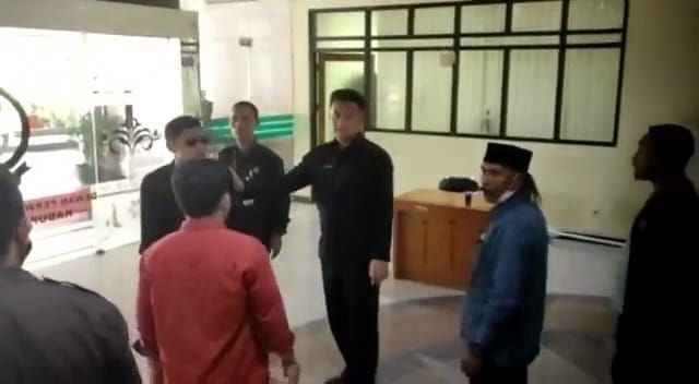 Ngamuk, Pria Merusak Fasilitas Gedung DPRD Kabupaten Tangerang