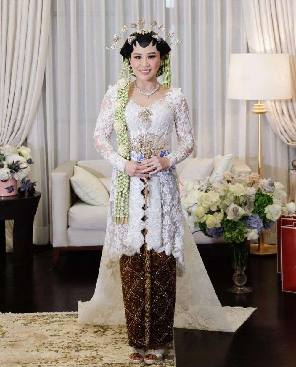 10 Kebaya Kutubaru Brokat Hingga Beludru Untuk Pernikahan