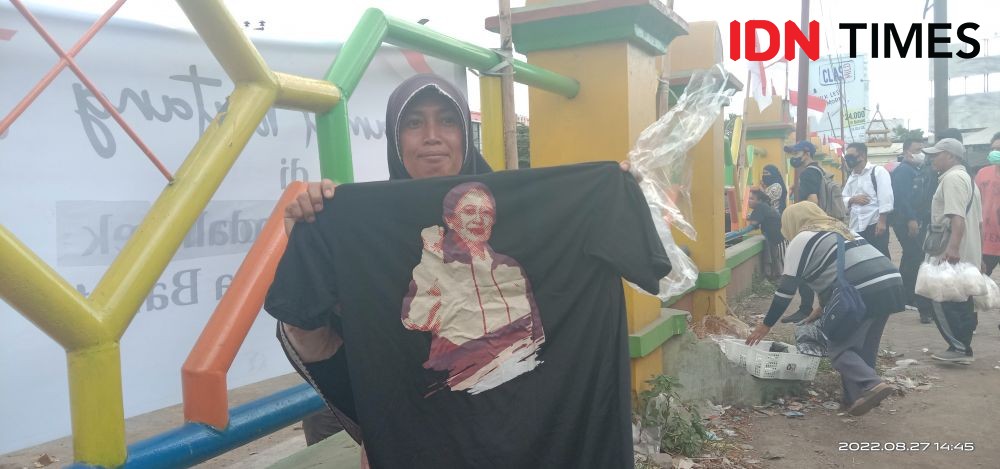 Pedagang Pasar Kebon Roek Mataram Teriakkan 'Puan Presiden' 