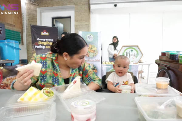 10 Potret Nagita Slavina Dan Rayyanza Mukbang Bareng