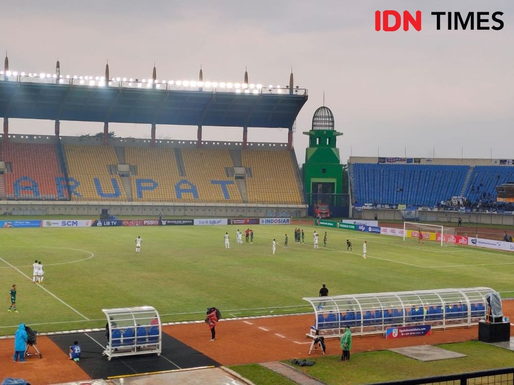 Suasana pertandingan Persikab kontra PSIM di Stadion Si Jalak Harupat, Minggu (28/8/2022). (IDN Times/Tino).
