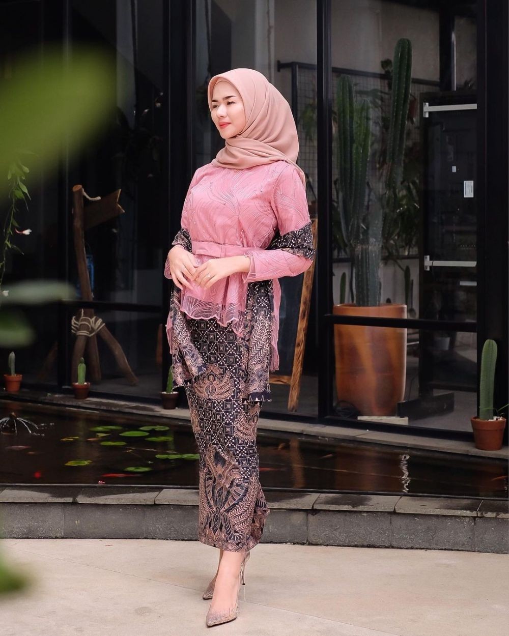 9 Inspirasi Kebaya Brokat Pink Flawless Dengan Beragam Mode