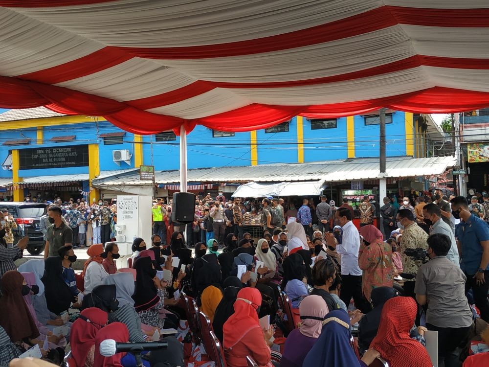 Jokowi Sambangi Pasar Cicaheum Beri Bansos ke Warga dan Pedagang