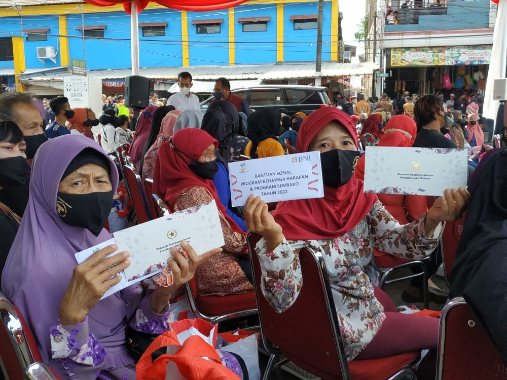 Jokowi Sambangi Pasar Cicaheum Beri Bansos ke Warga dan Pedagang