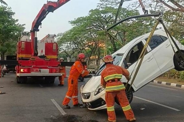 Sopir Ngantuk, Brio Terguling di Depan Mie Mapan MERR