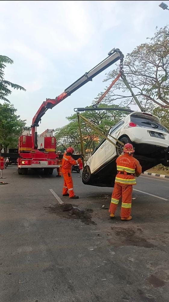 Sopir Ngantuk, Brio Terguling di Depan Mie Mapan MERR