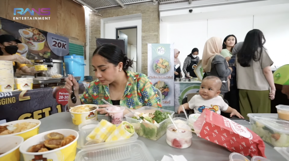 10 Potret Nagita Slavina Dan Rayyanza Mukbang Bareng